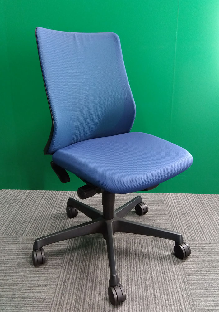オカムラ事務チェア（フルーエント）肘無し青