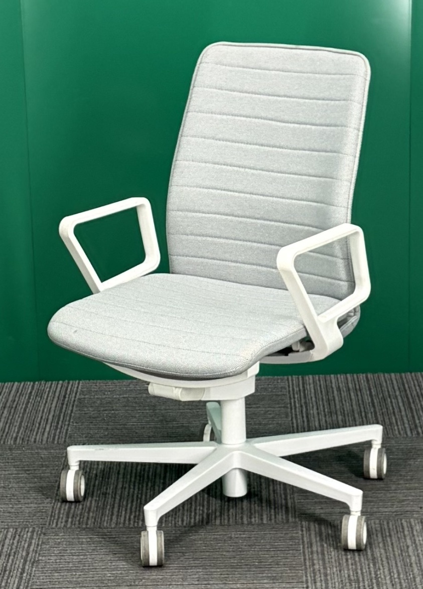 オフィスチェア　コクヨファブレ　ライトグレー