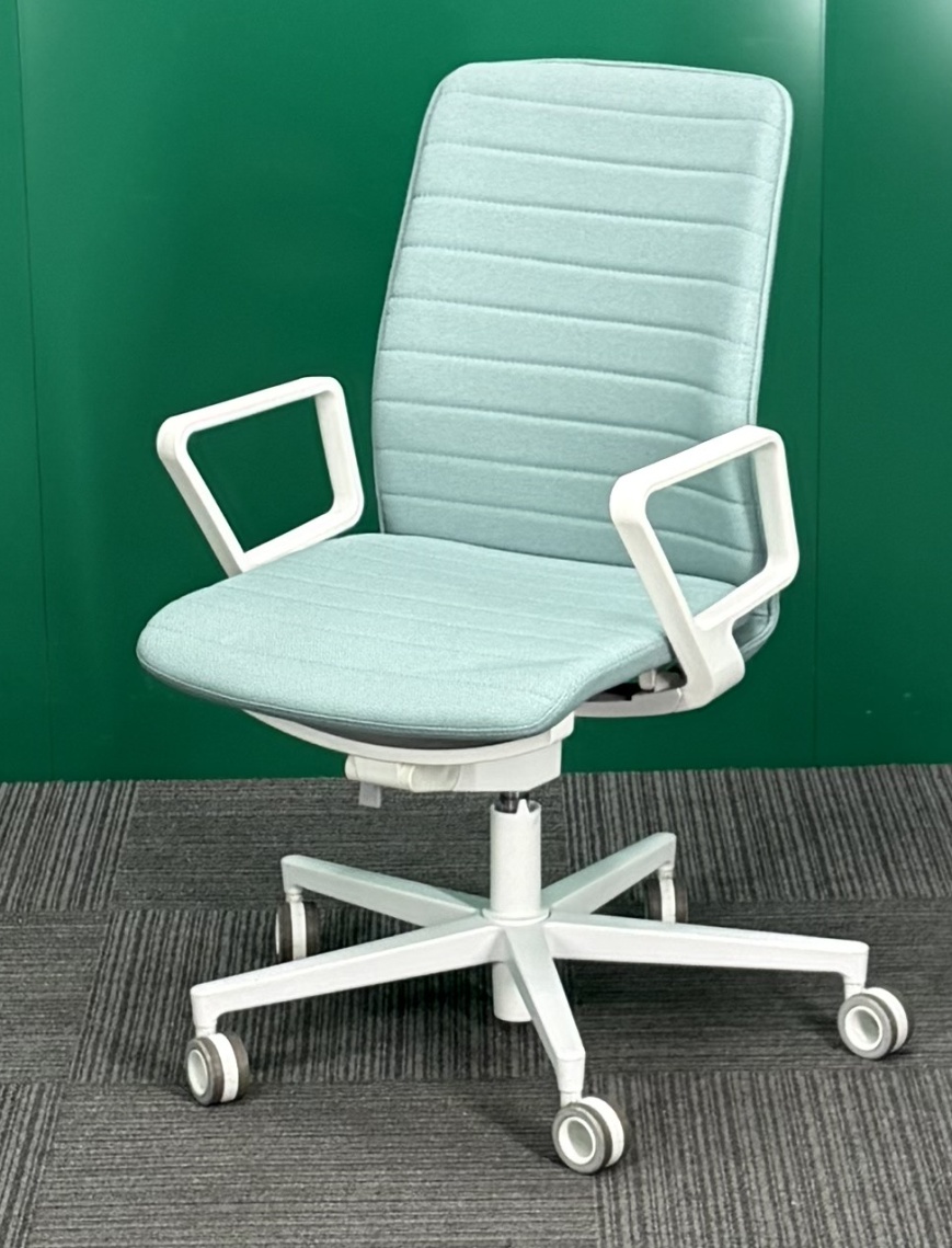オフィスチェア　コクヨ　ファブレ　ライトブルー