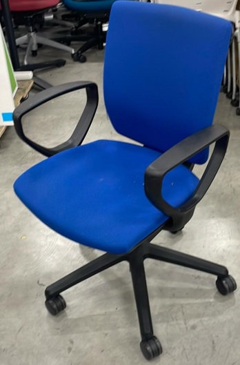 ライオン　オフィスチェア　肘付き　ブルー