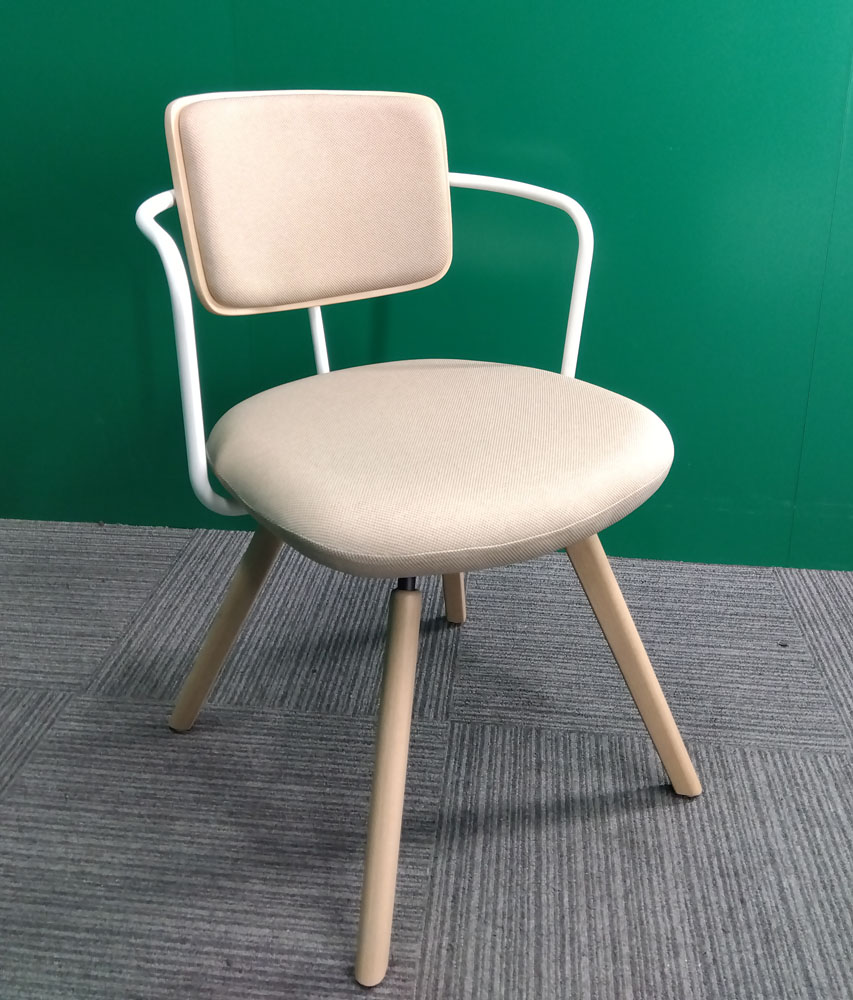 コクヨ肘付きミーティングチェア