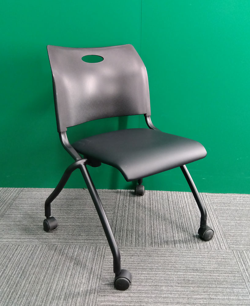 ミーティングチェア（黒ビニールレザータイプ）