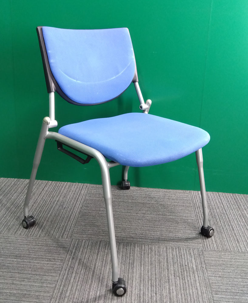 オカムラスタッキングチェア（プロスタック青）