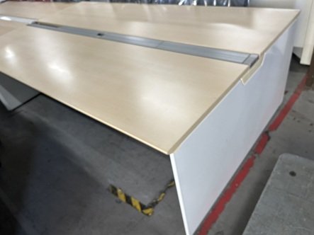 オカムラ　フリーアドレスデスク　2414