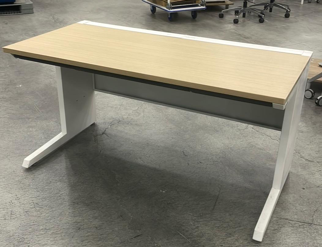 イトーキ平デスク（147）