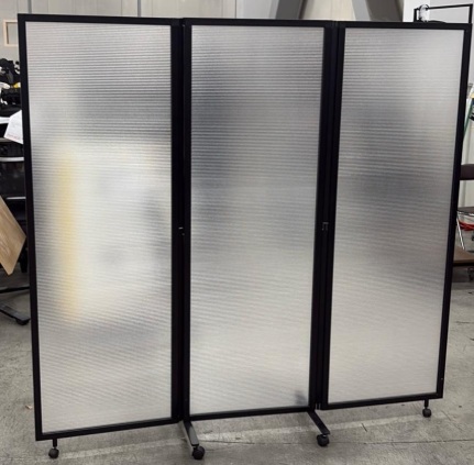 三つ折りパーティション　アクリル黒枠