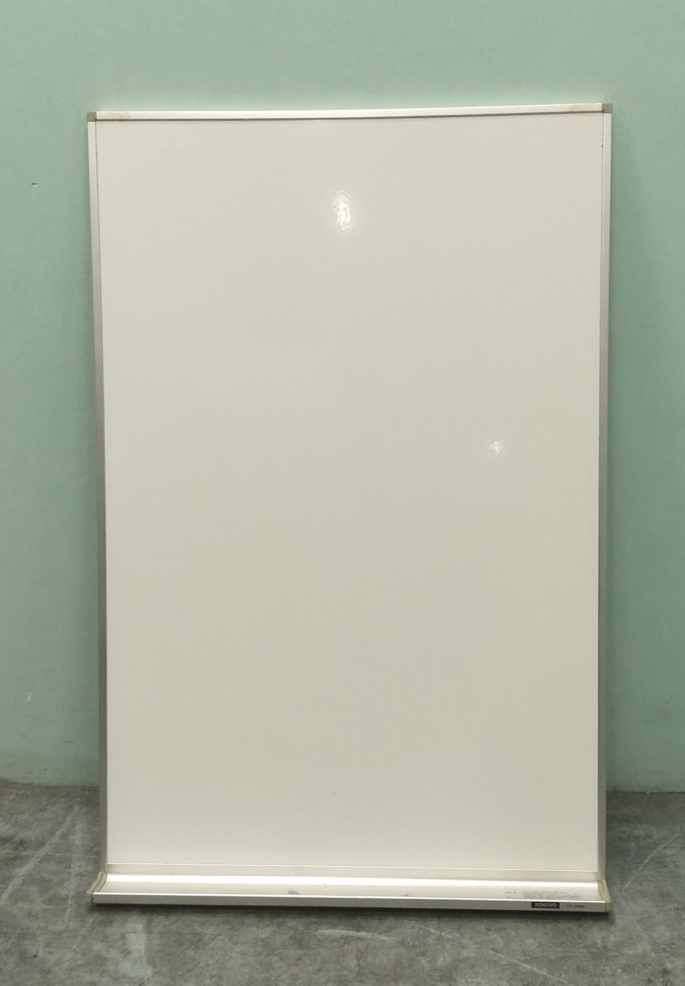壁掛けホワイトボード　コクヨ（縦型） 1
